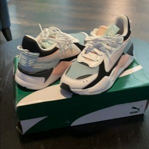 Women’ Puma running shoe